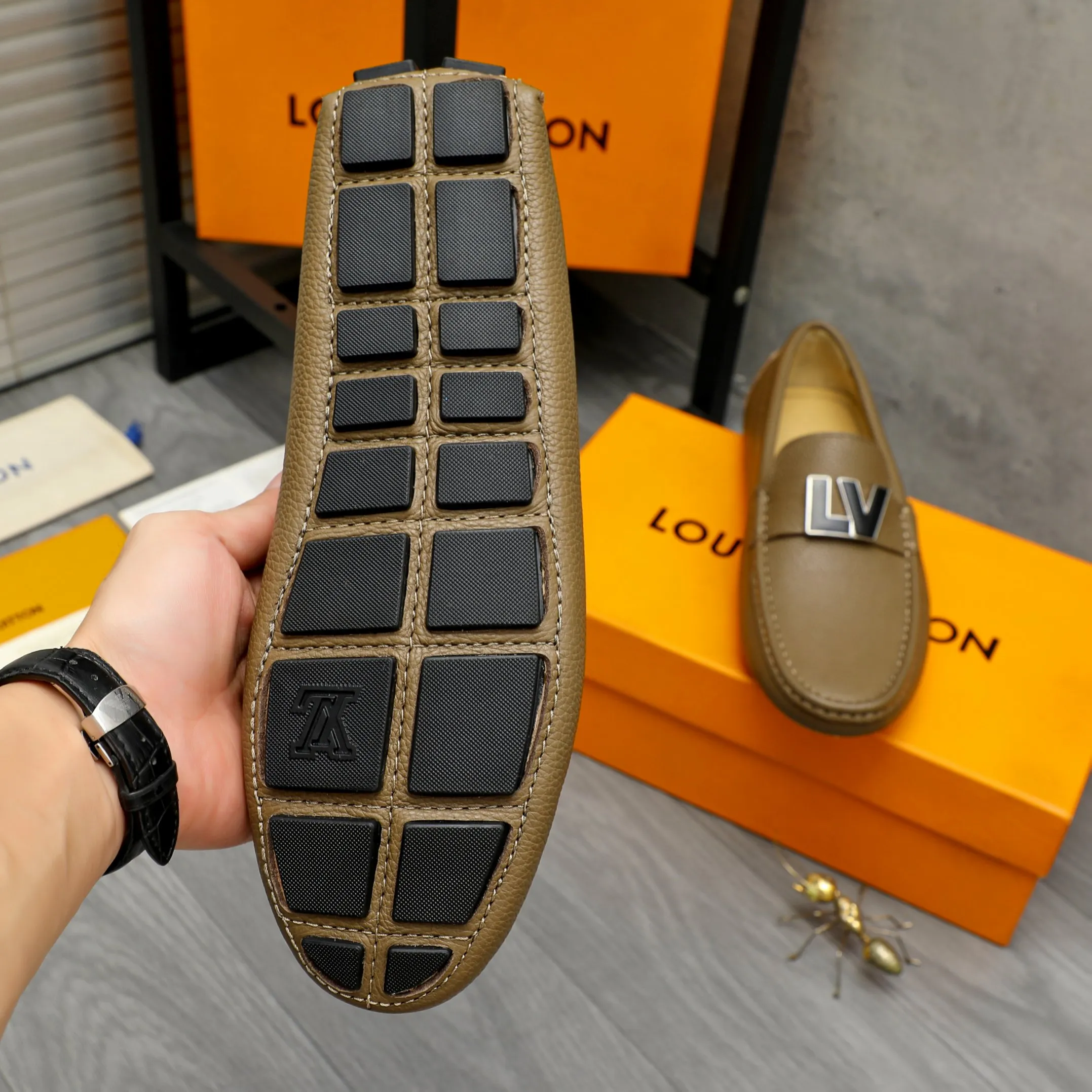 Men's shoes 💰420 Product trademark: LV "Louis Vuitton" casual slip-on shoes Regular size: 38-46 (45.46 custom-made, non-returnable) Product materials: Selected pebbled cowhide upper, sheepskin lining, original rubber outsole